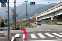 西広島バイパス進入路の側道の手前交差点の写真